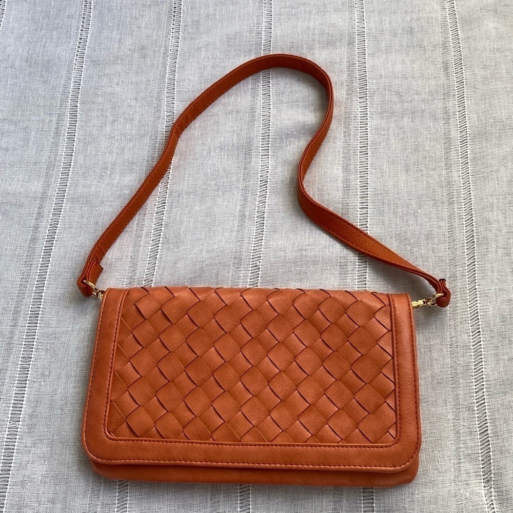 Urban Expressions NWOT orange woven vegan shoulder bag.